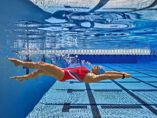 Bơi có giảm cân không? Kiểu bơi Backstroke (Bơi ngửa)