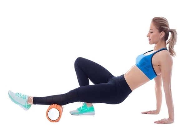 Động tác lăn bắp chân với foam roller