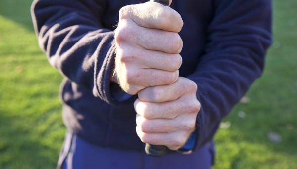 Cầm gậy kiểu 10 ngón (Baseball Grip)