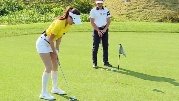 Trang phục và gậy khi chơi golf