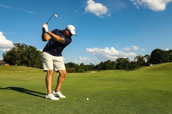 Cách đặt gậy golf phù hợp với từng cú đánh