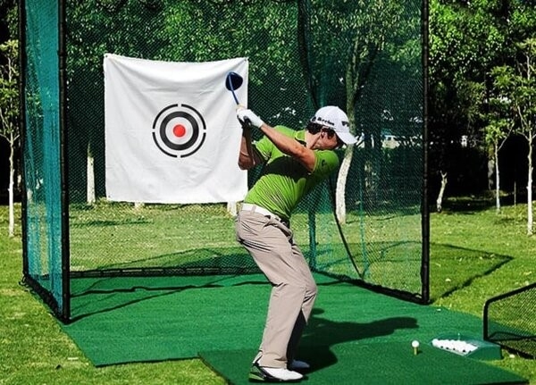 Luyện tập đánh golf với tấm tâm phát bóng