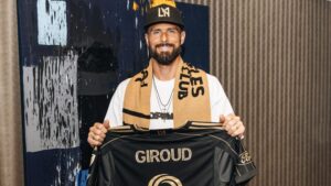 Olivier Giroud, tiền đạo người Pháp, không chỉ nổi tiếng với những bàn thắng đẹp mắt mà còn với vẻ ngoài nam tính