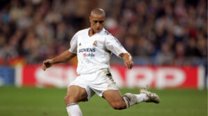 Roberto Carlos nổi tiếng với những cú sút phạt uy lực