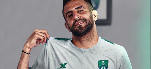 Riyad Mahrez tiền đạo cánh phải xuất xắc của Man City/AI-Ahli