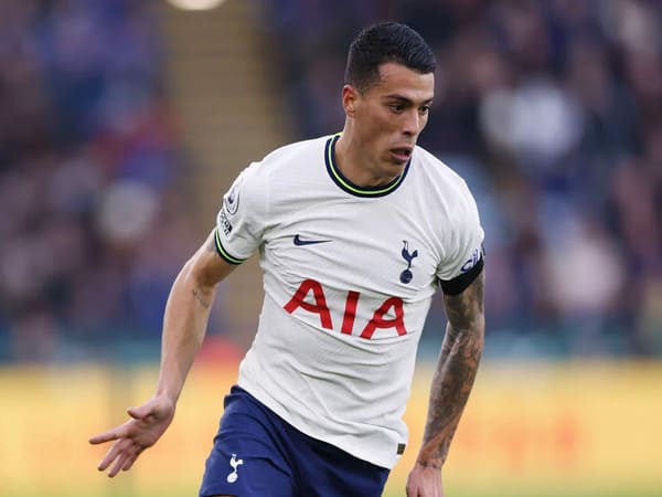 Hậu vệ phải hiện đang chơi cho CLB Tottenham Hotspur  - Pedro Porro