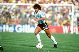 Maradona là một trong những cầu thủ thuận chân trái tài năng nhất trong lịch sử bóng đá