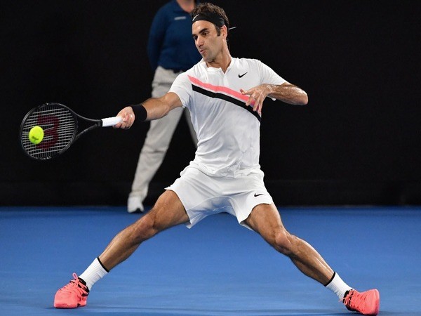 Tư thế đứng và vị trí cầm vợt của Roger Federer