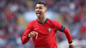 Cristiano Ronaldo là một trong những cầu thủ vĩ đại nhất trong lịch sử bóng đá