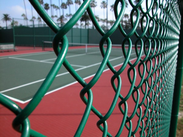 Lưới và hàng rào trên sân tennis