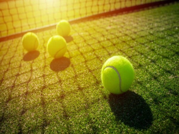 Sân tennis mặt cỏ nhân tạo