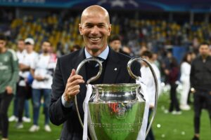 Cựu cầu thủ người Pháp thuận chân phải, nhưng Zidane chơi ở vị trí tiền vệ tấn công