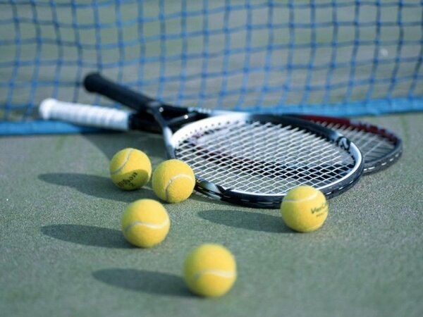 Chi phí chơi tennis phụ thuộc nhiều yếu tố