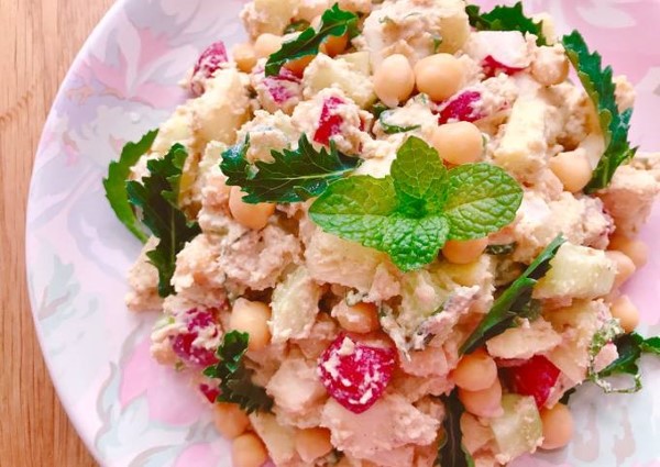 Salad đậu gà với rau củ và nước chấm tahini