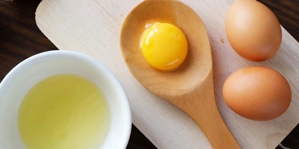 Một quả trứng gà khoảng 50 gram có chứa khoảng 6 gram protein trong lòng đỏ