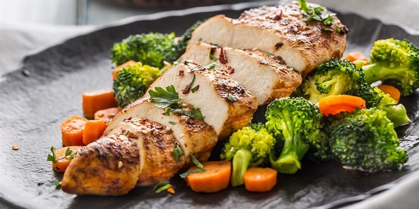 Kết hợp ức gà với các nguồn protein khác
