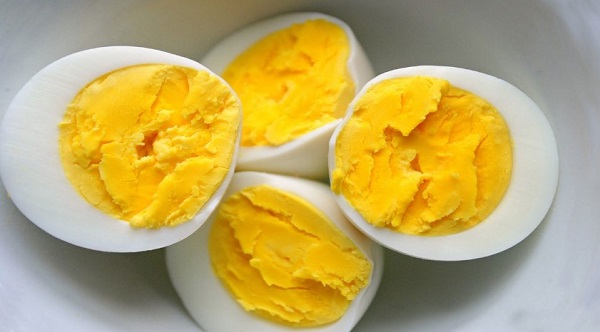 Mỗi quả trứng gà luộc cỡ trung bình (khoảng 50g) chứa khoảng 6g protein