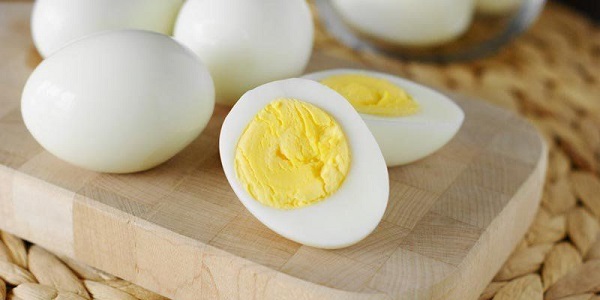 Lưu ý khi tiêu thụ trứng gà luộc