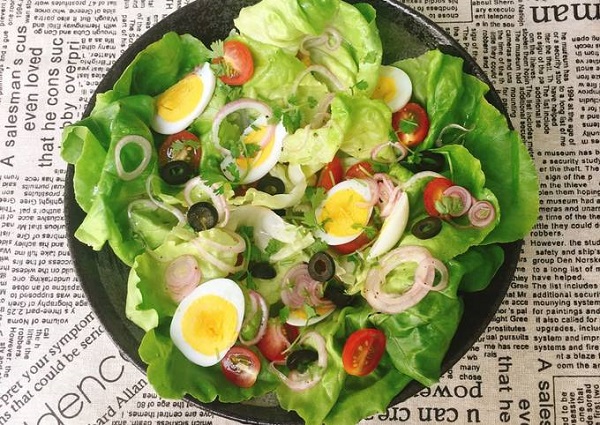 Salad trứng gà luộc